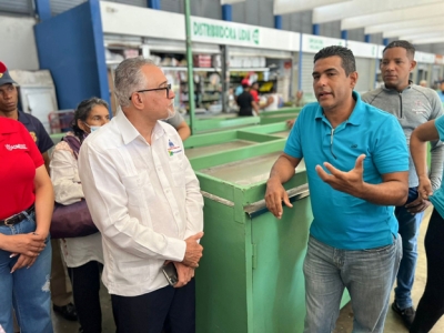 El administrador general de Mercadom visita mercado de Honduras