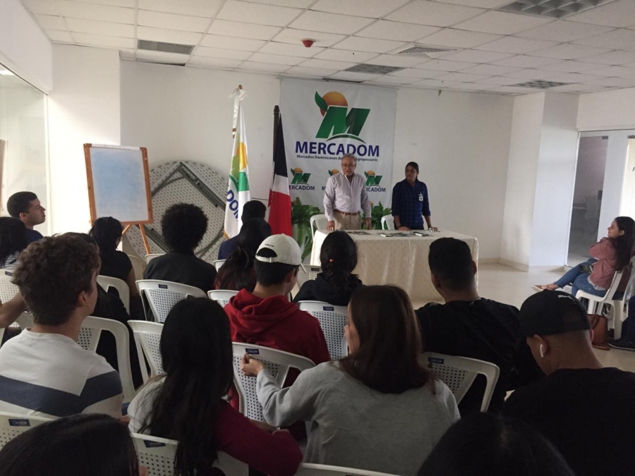 MERCADOM recibió a estudiantes de Veterinaria de la Unphu